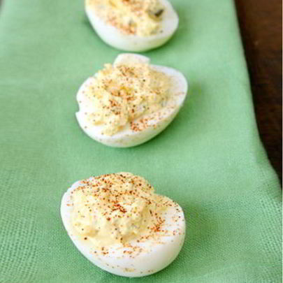 Яйца, фаршированные курицой с зеленью и лимоном
