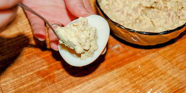 яйца, фаршированные печенью трески