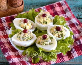 Яйца, фаршированные сельдью с горчичной заправкой