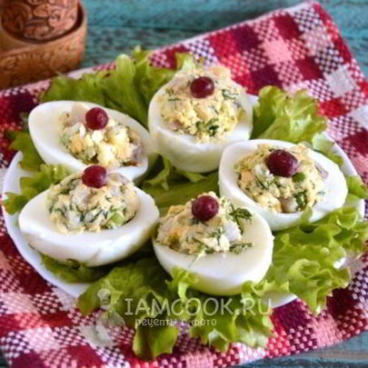 Яйца, фаршированные сельдью с горчичной заправкой