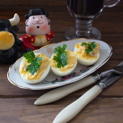 Яйца, фаршированные сельдью