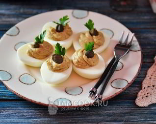 Яйца, фаршированные шпротами