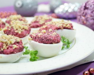 Яйца, фаршированные свеклой и орехами