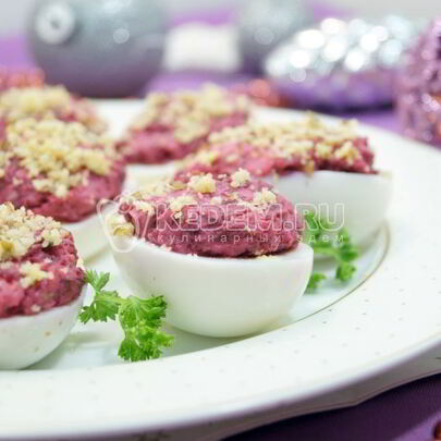 Яйца, фаршированные свеклой и орехами