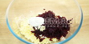 яйца, фаршированные свеклой и орехами