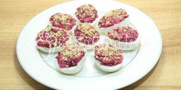 яйца, фаршированные свеклой и орехами