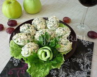 Яйца, фаршированные тунцом и свежим огурцом