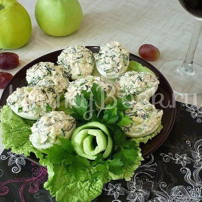 Яйца, фаршированные тунцом и свежим огурцом