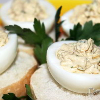 Яйца, фаршированные тунцом