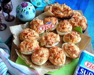 Запеченные фаршированные яйца