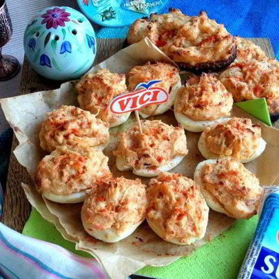 Запеченные фаршированные яйца