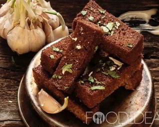 Черные чесночные гренки