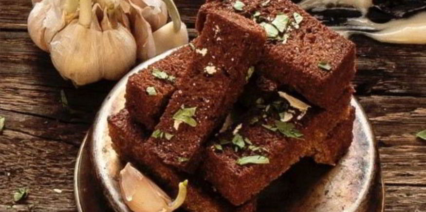 Рецепт черных чесночных гренков