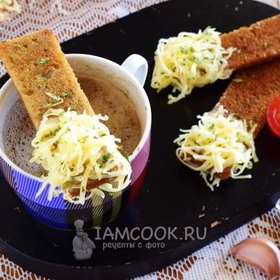 Чесночные гренки из черного хлеба