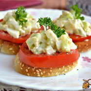 Рецепт Чесночных гренков с помидорами и яично-огуречным салатом