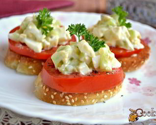 Чесночные гренки с помидорами и яично-огуречным салатом