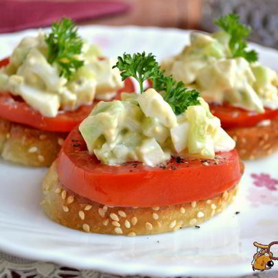 Чесночные гренки с помидорами и яично-огуречным салатом