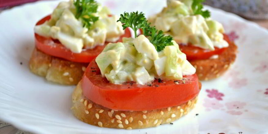 Рецепт чесночных гренков с помидорами и яично-огуречным салатом