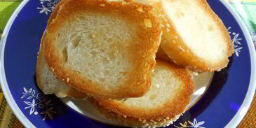 чесночные гренки с помидорами и яично-огуречным салатом