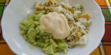 чесночные гренки с помидорами и яично-огуречным салатом