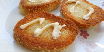 чесночные гренки с помидорами и яично-огуречным салатом