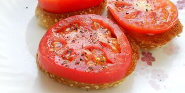 чесночные гренки с помидорами и яично-огуречным салатом