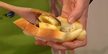 французские гренки с сушеной вишней и курагой