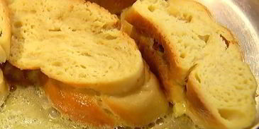 французские гренки с сушеной вишней и курагой