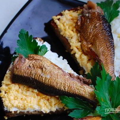 Гренки из черного хлеба с яйцом