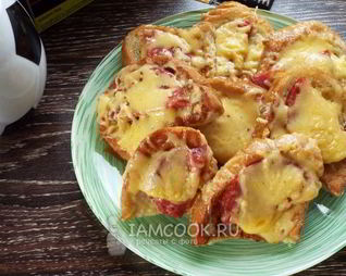 Гренки с колбасой и сыром на сковороде