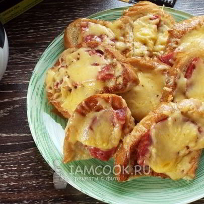 Гренки с колбасой и сыром на сковороде