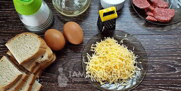 гренки с колбасой и сыром на сковороде