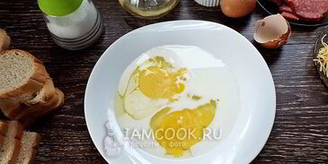 гренки с колбасой и сыром на сковороде