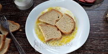 гренки с колбасой и сыром на сковороде