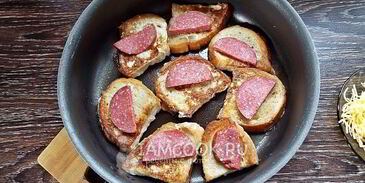 гренки с колбасой и сыром на сковороде