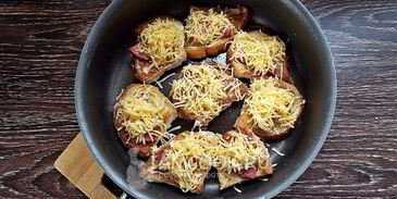гренки с колбасой и сыром на сковороде