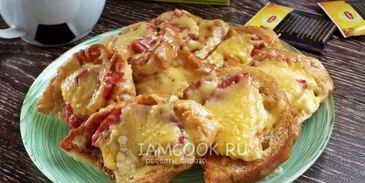 гренки с колбасой и сыром на сковороде