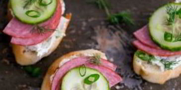 гренки с колбасой