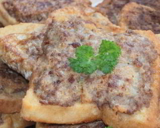 Гренки с мясным фаршем и килькой по-татарски