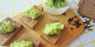 гренки с паштетом из авокадо