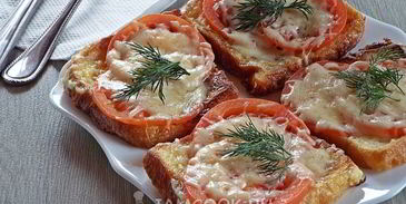гренки с помидорами и сыром