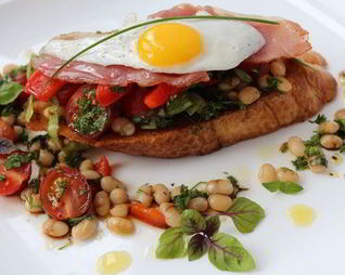 Гренки с салатом Завтрак чемпиона