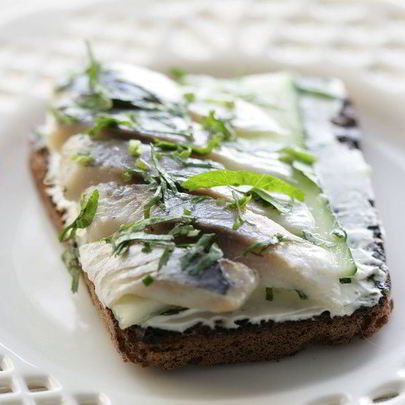 Гренки с селедочным маслом