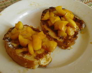 Гренки с тушеными яблоками