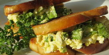 гренки с яичным салатом