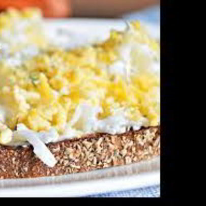 Гренки с яйцом и чесноком