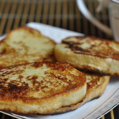 Гренки с яйцом на сковороде