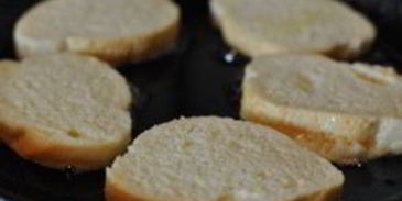 гренки с яйцом на сковороде