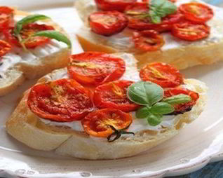 Гренки с запеченными помидорами и сыром