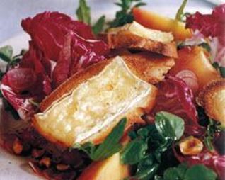 Листовой салат ассорти, персик и гренки с сыром бри